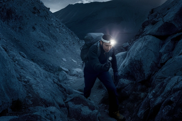 Técnicas de Caminhada Segura em Terrenos Irregulares à Noite